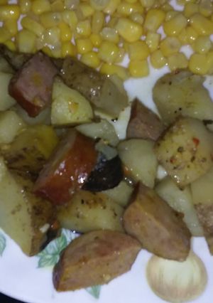 A picture of Italian kielbasa and potatoes.