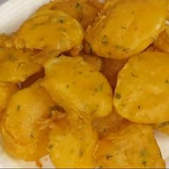 A picture of Crispy aloo besan pakoda.