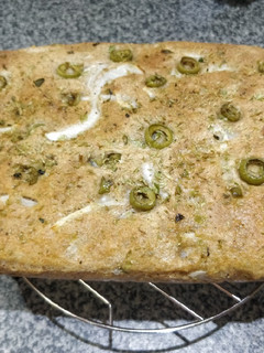 Una foto de Focaccia de espelta con cebolla y aceitunas (sin amasado)