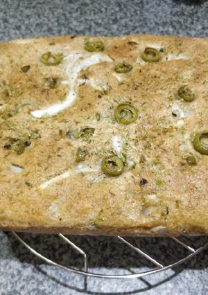 Foto principal de Focaccia de espelta con cebolla y aceitunas (sin amasado)