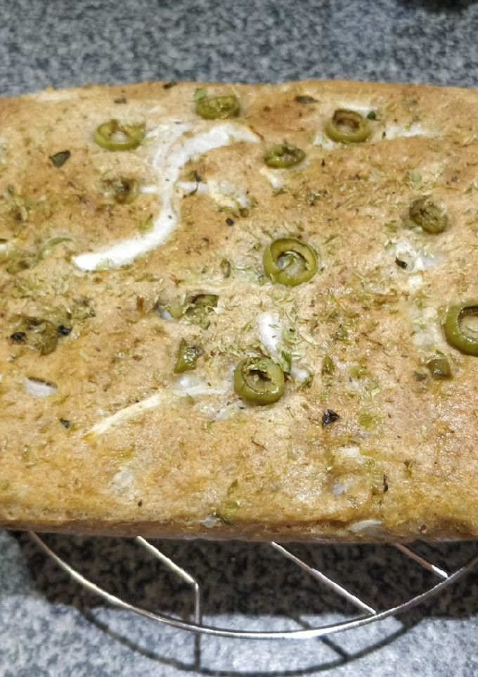 Una foto de Focaccia de espelta con cebolla y aceitunas (sin amasado)
