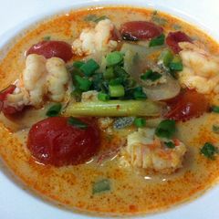 A picture of Tom Yum Koong / Spicy And Sour Prawns Soup.