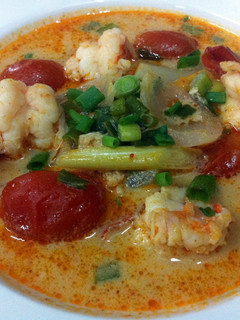 A picture of Tom Yum Koong / Spicy And Sour Prawns Soup.