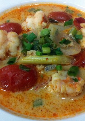 A picture of Tom Yum Koong / Spicy And Sour Prawns Soup.