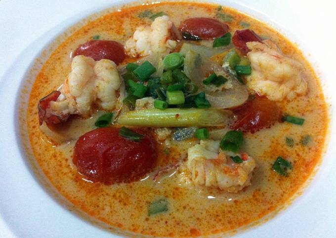Tom Yum Koong / Spicy And Sour Prawns Soup