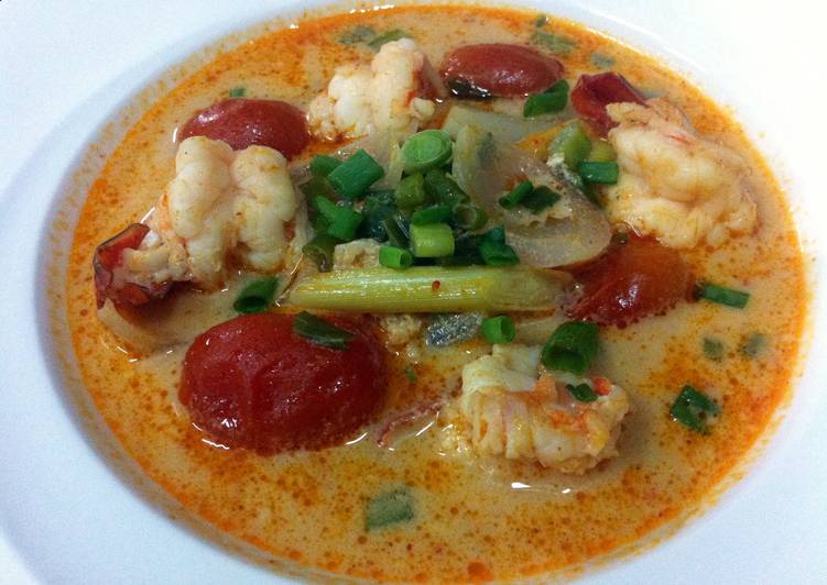 Step-by-Step Guide to Prepare Perfect Tom Yum Koong / Spicy And Sour Prawns Soup