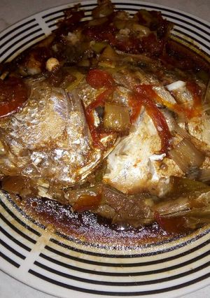 Una foto de Pescado (Curvinata) al horno con calabacín y tomates