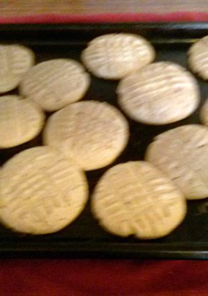 A picture of Super Easy Peanut Butter Cookies.