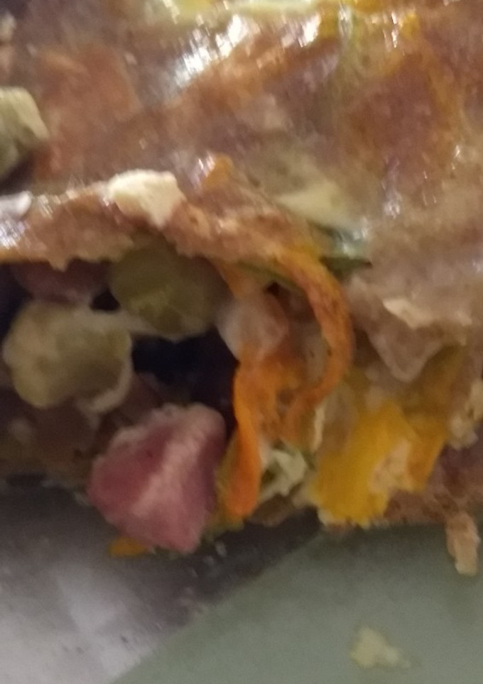 Una foto de Flores de zapallo con relleno multicolor al horno