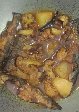 ফুলকপি আলু দিয়ে ট‍্যাংড়া মাছের রসা(foolkopi aloo diye tyangra macher rosa recipe in Bengali) রেসিপির প্রধান ছবি