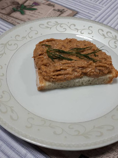 Una foto de Pan con crema de sardinas en tomate