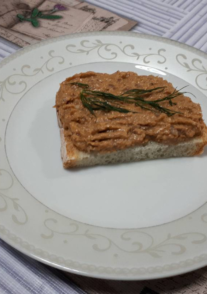Una foto de Pan con crema de sardinas en tomate