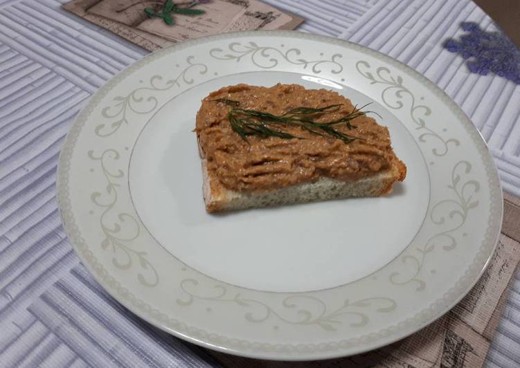 Pan con crema de sardinas en tomate