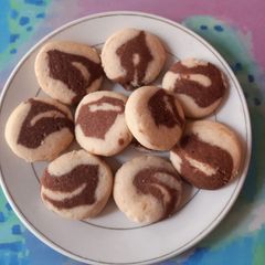 A picture of Two colours cookies 🫓🍪.