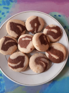 A picture of Two colours cookies 🫓🍪.