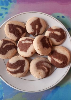 A picture of Two colours cookies 🫓🍪.
