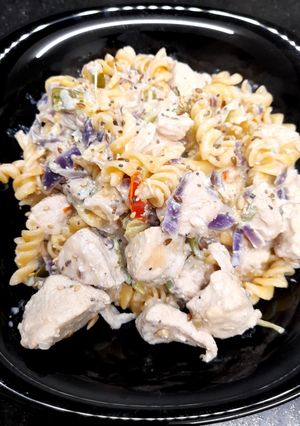 Una foto de Wok de vegetales, pollo y fideos