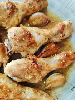 Una foto de Jamoncitos de pollo al horno con mostaza y romero