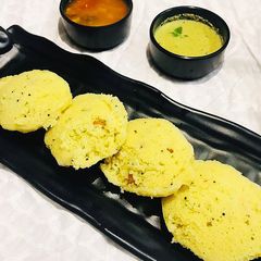 A picture of Sambhar and Rawa Idli with Coconut Chutney.