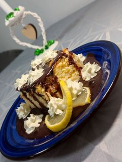 Rizsfelfújt csokiöntettel recept fotója