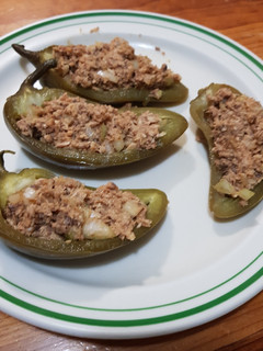 Una foto de Chiles cuaresmeños rellenos de sardinas