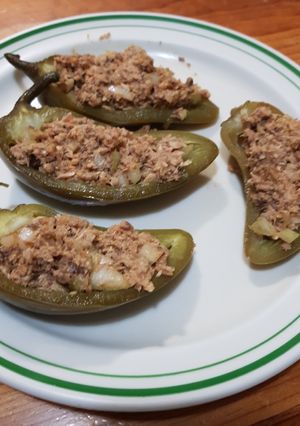Una foto de Chiles cuaresmeños rellenos de sardinas