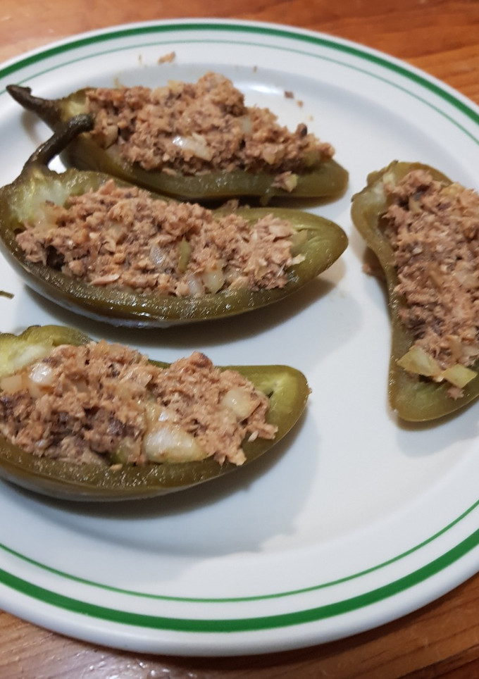 Una foto de Chiles cuaresmeños rellenos de sardinas