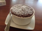 Una foto de queque de chocolate con cacao
