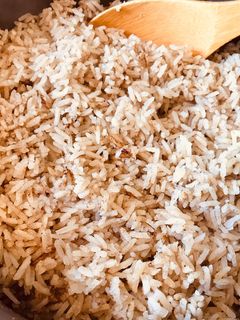 Una foto de Arroz preparado con caldo de carne