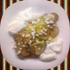 A picture of Fried zucchini with yogurt.