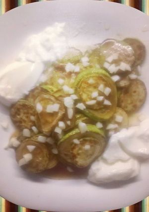 A picture of Fried zucchini with yogurt.