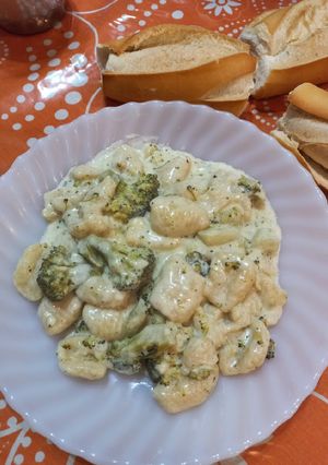 Una foto de Ñoquis con salsa de brócoli con crema!!!