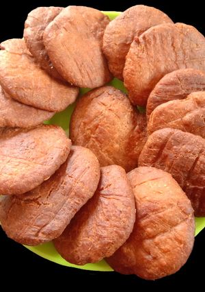 गुड़ से बनी हुई मठरी (gud mathari recipe in hindi) रेसिपी मुख्य फोटो