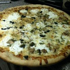 A picture of LuBella's Grilled Chicken,Broccoli & Garlic White Pizza.
