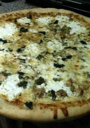 A picture of LuBella's Grilled Chicken,Broccoli & Garlic White Pizza.