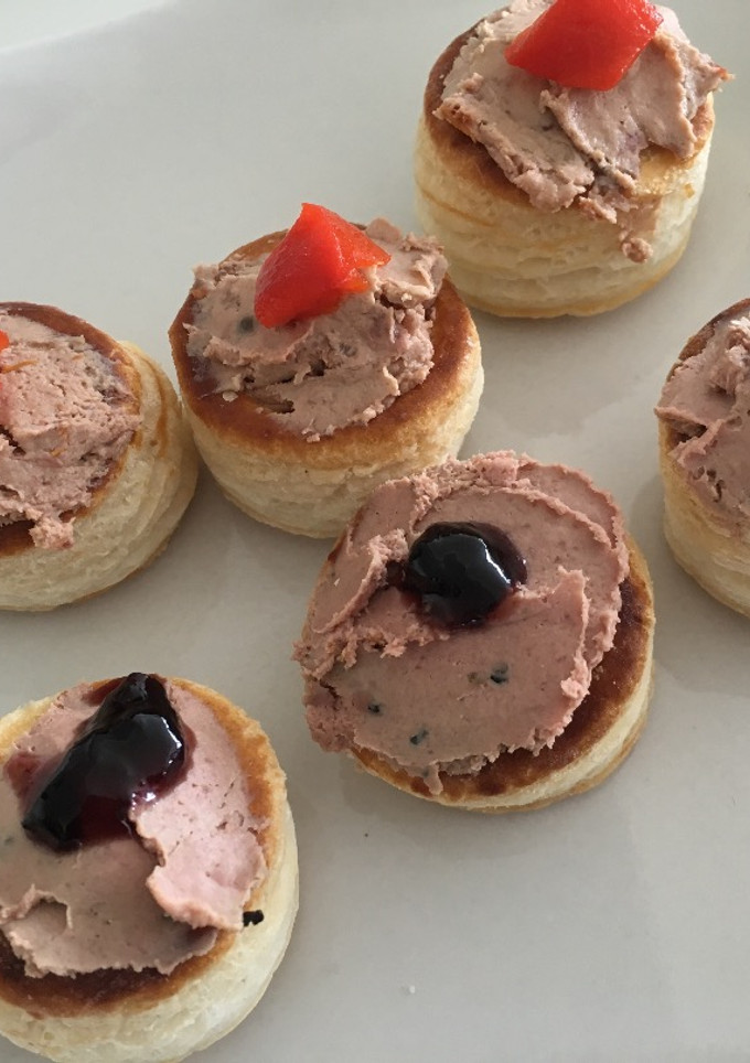 Una foto de Volovanes rellenos de patés