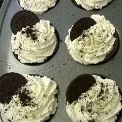 A picture of Oreo Cupcakes With Cream cheese Icing.