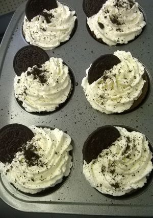 A picture of Oreo Cupcakes With Cream cheese Icing.