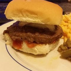A picture of Taisen's frozen baked burgers.