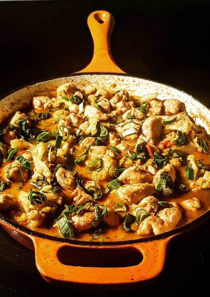 Una foto de Curry Cetogénico de Pollo -Coliflor -Acelga. (Keto)