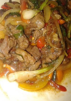 A picture of Nue pad prik namm man hoy or steak stir fry in oyster sauce..