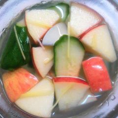 A picture of Pear and Apple Mul (Water) Kimchi.