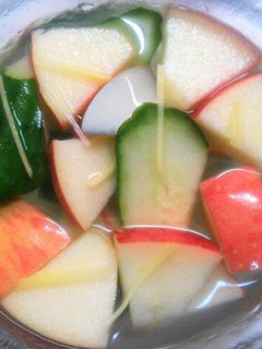 A picture of Pear and Apple Mul (Water) Kimchi.