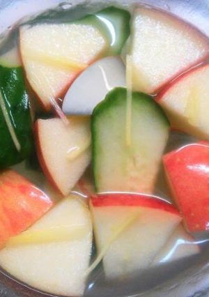 A picture of Pear and Apple Mul (Water) Kimchi.