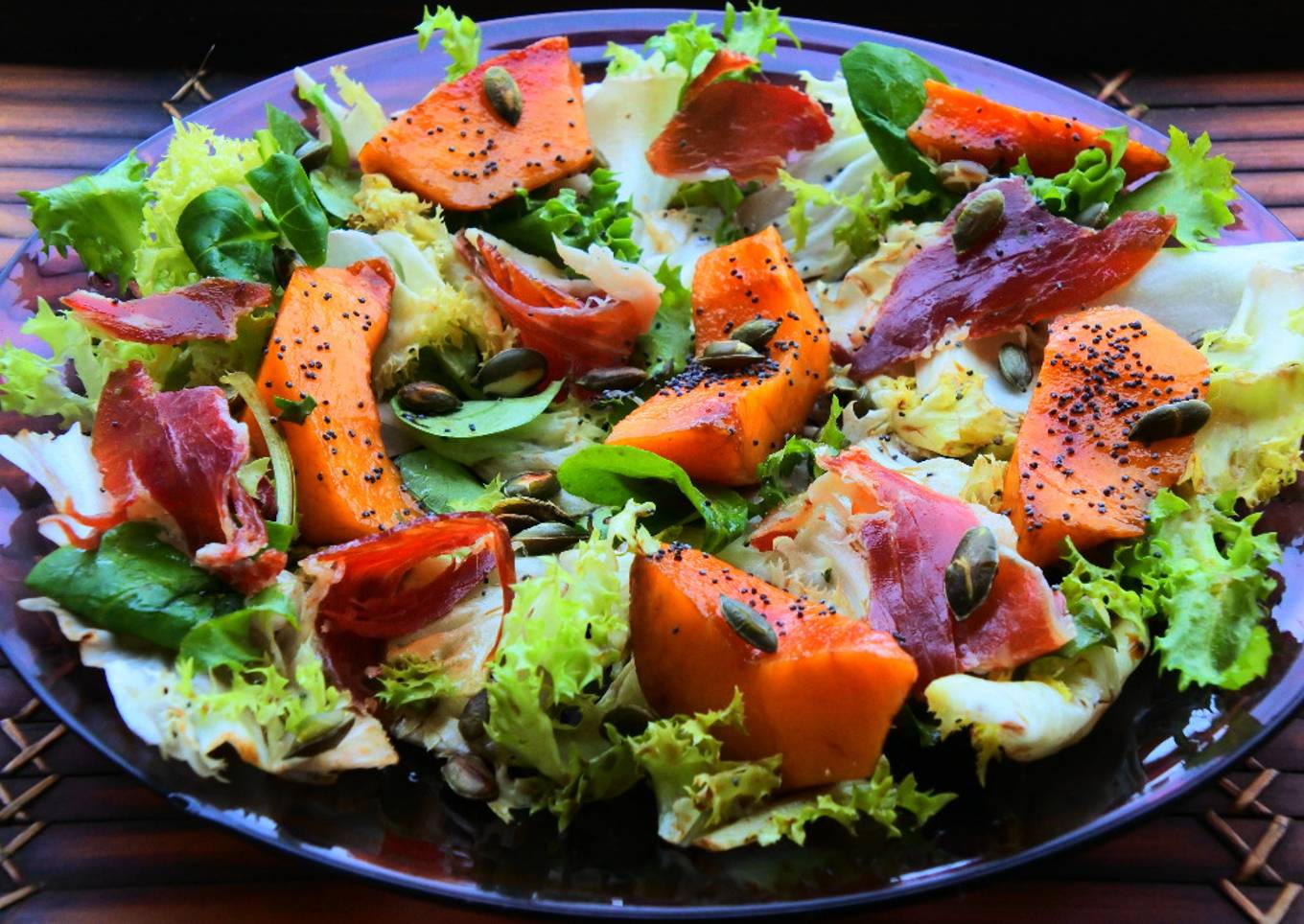 Ensalada de melocotones marinados y jamón serrano