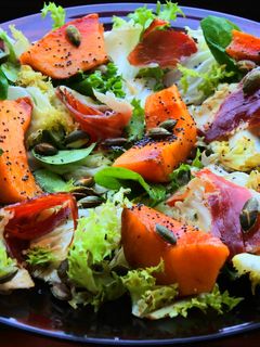 Una foto de Ensalada de melocotones marinados y jamón serrano