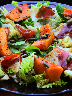 Una foto de Ensalada de melocotones marinados y jamón serrano