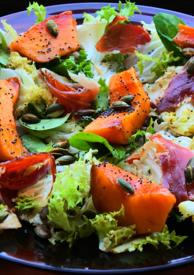 Una foto de Ensalada de melocotones marinados y jamón serrano