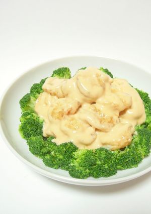 A picture of Shrimp and Mayonnaise with Broccoli.