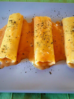 Una foto de Canelones de sama con velouté de piquillos